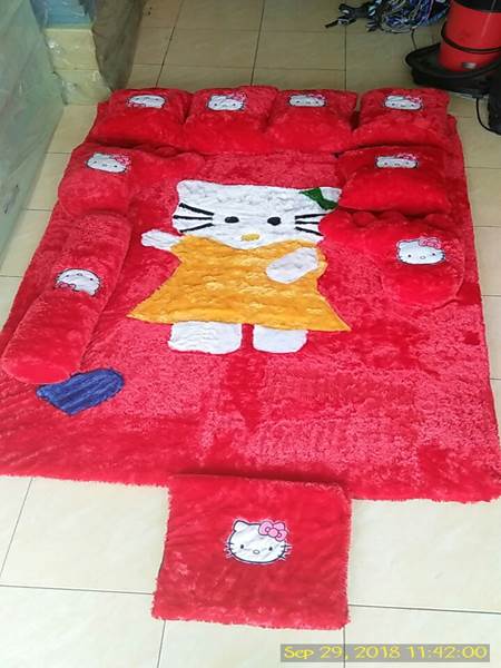 Karpet rasfur karakter Hello kitty merah 01