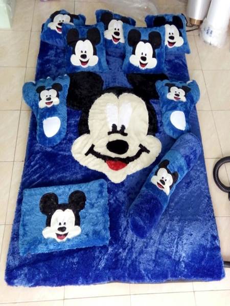 Karpet rasfur karakter Mickey Mouse biru